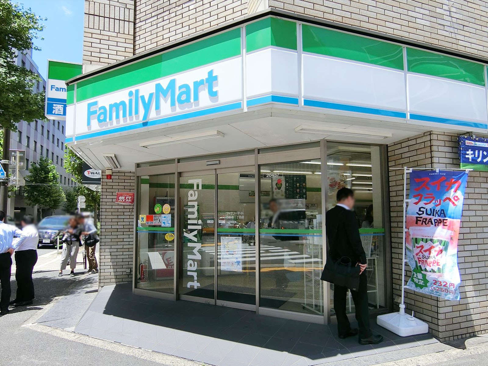 隣のファミリーマート