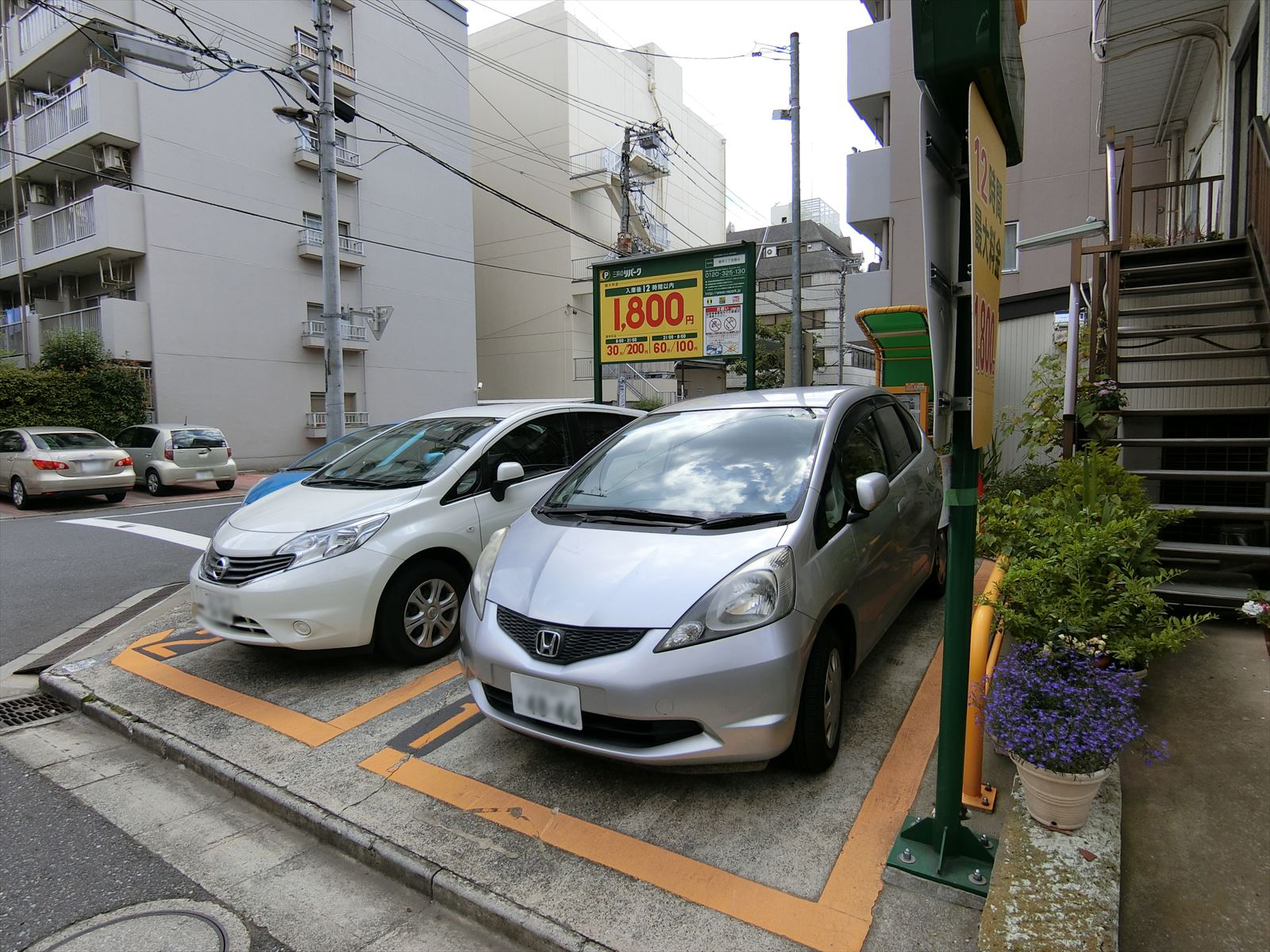 向かいの並びのコインパーキング