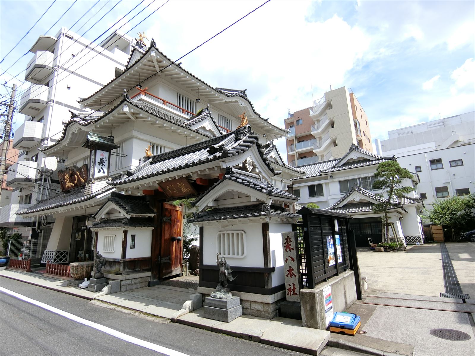 徒歩1分の森八本舗本店
