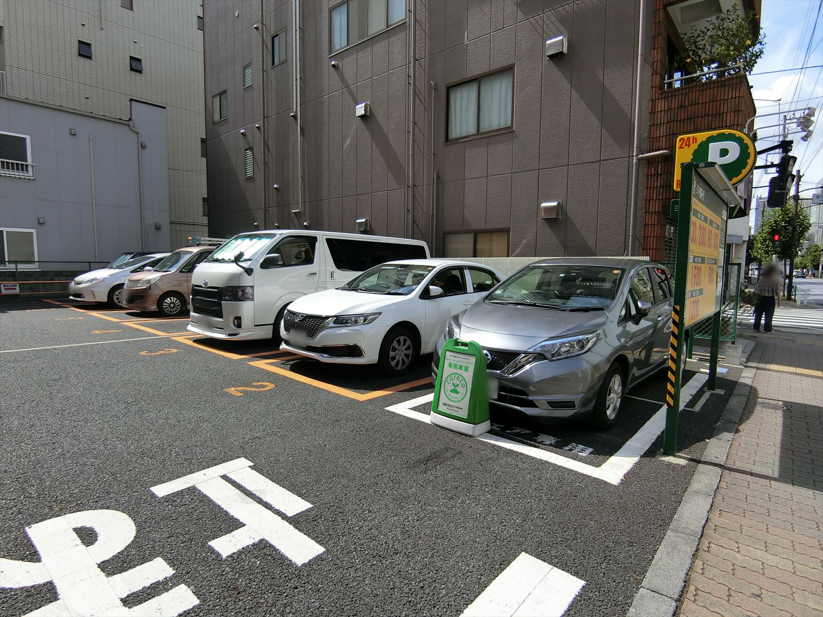 向かいの並びのコインパーキング