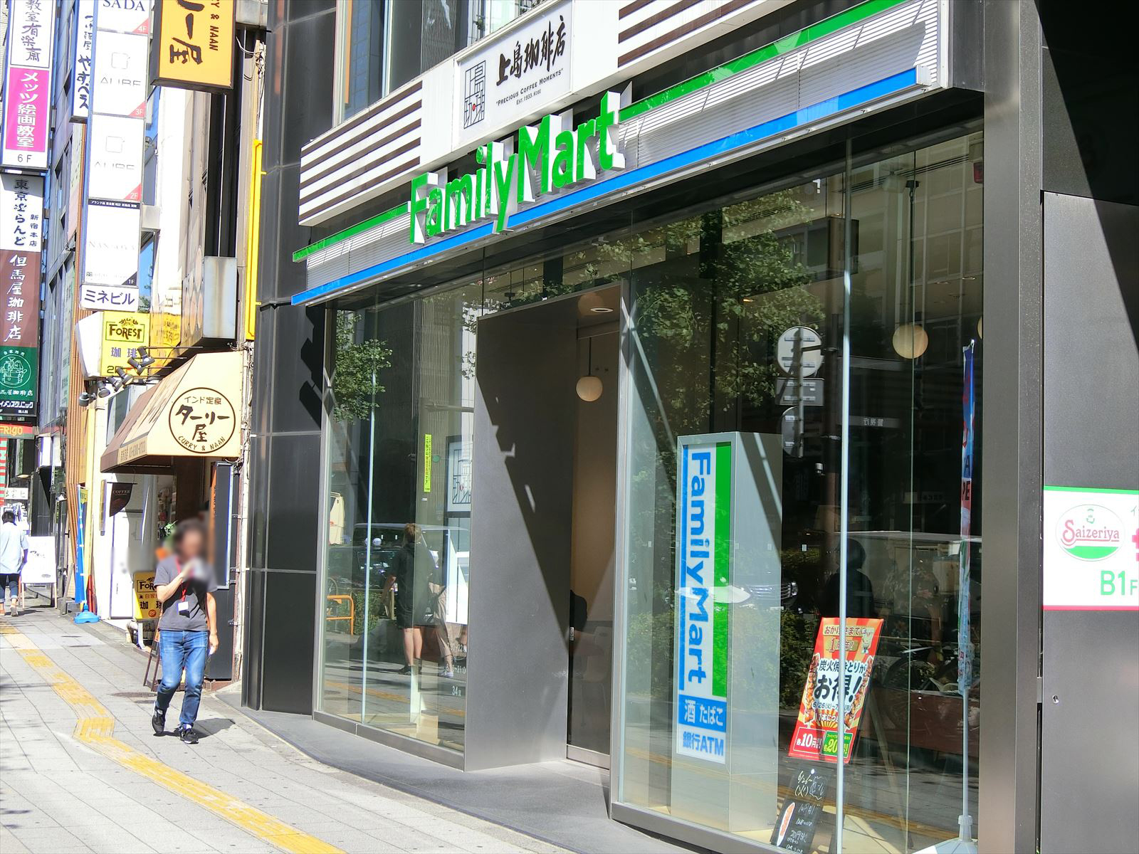 徒歩4分のファミリーマート