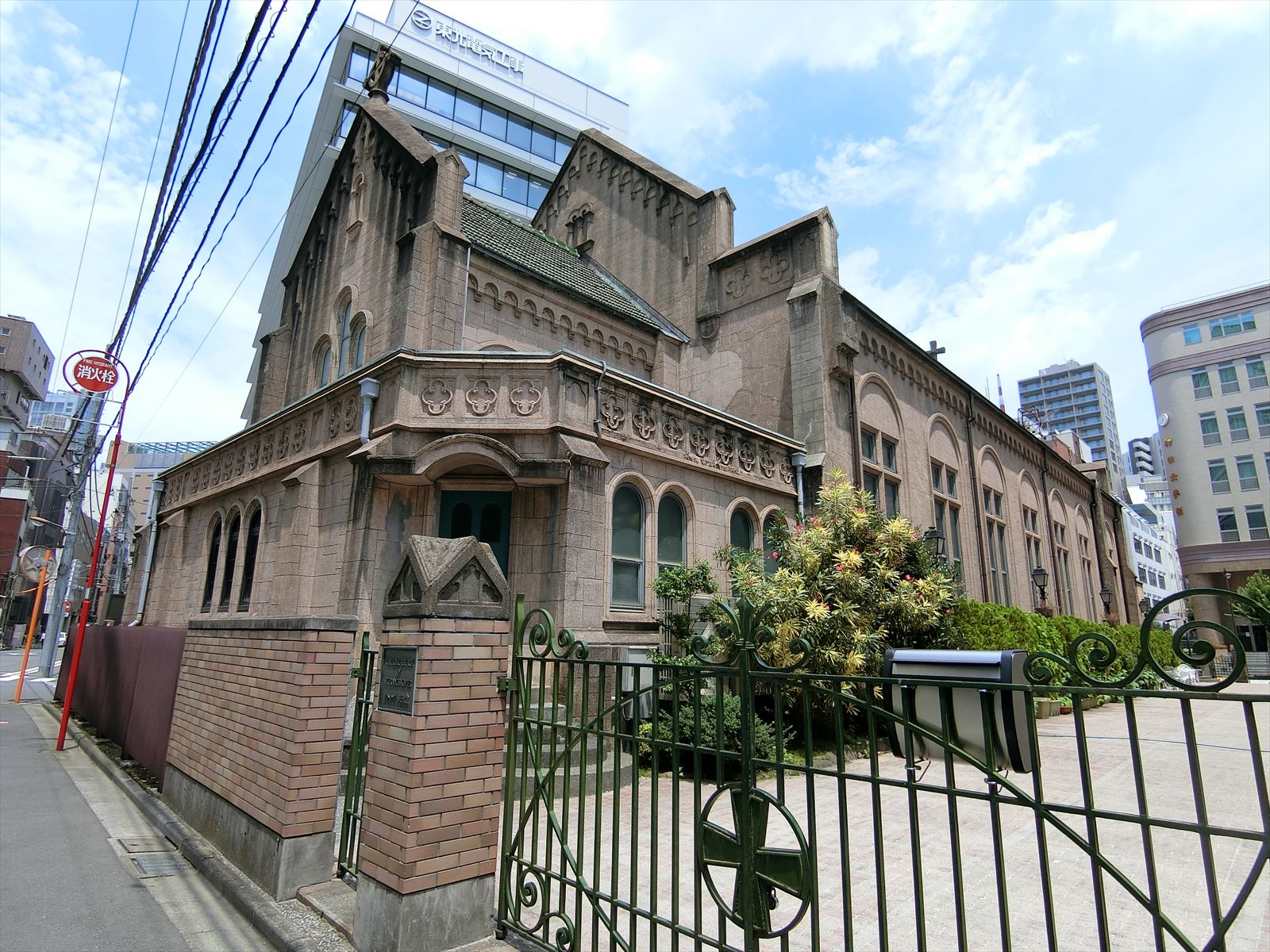 隣のカトリック神田教会