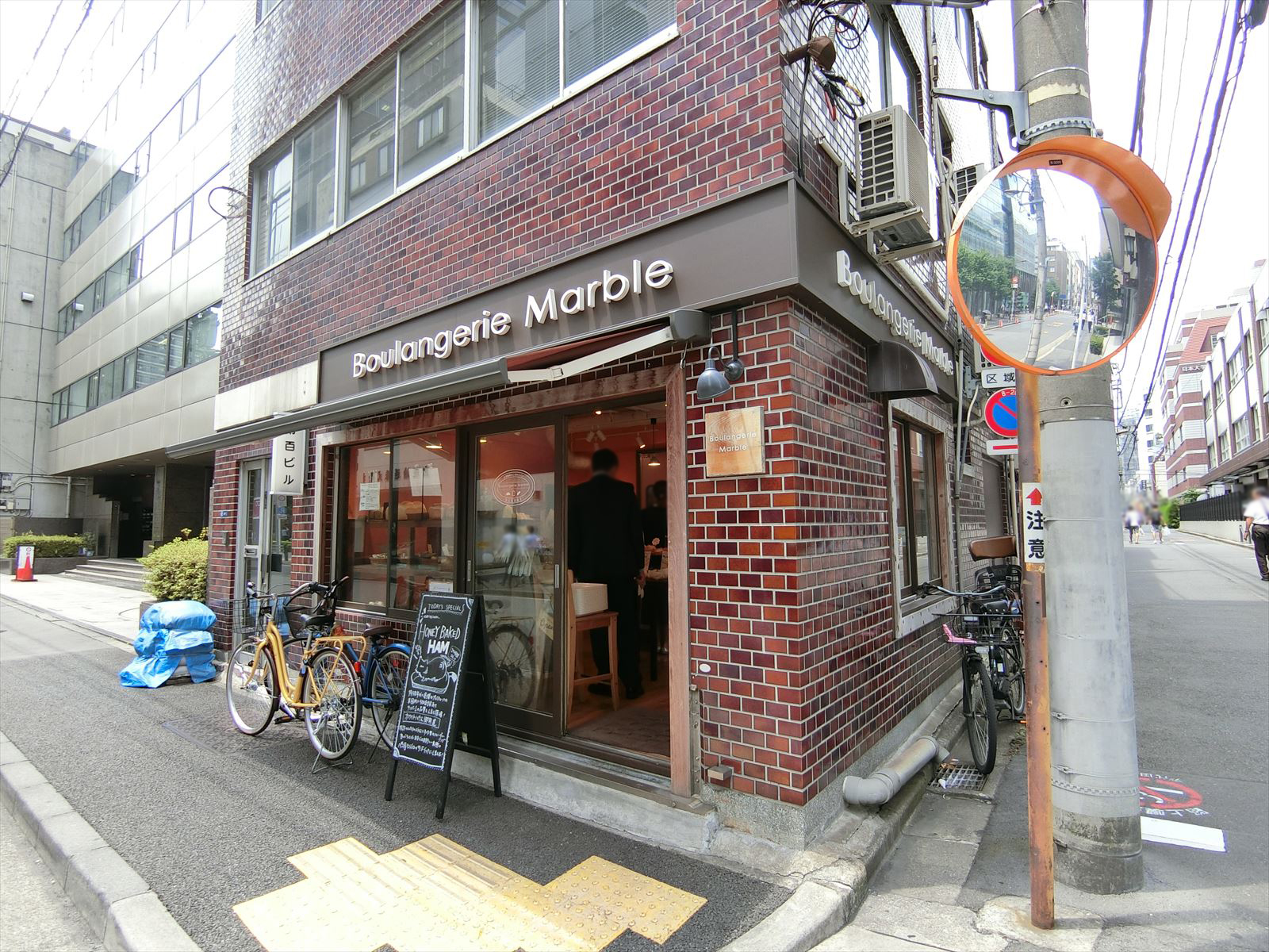 付近のパン屋
