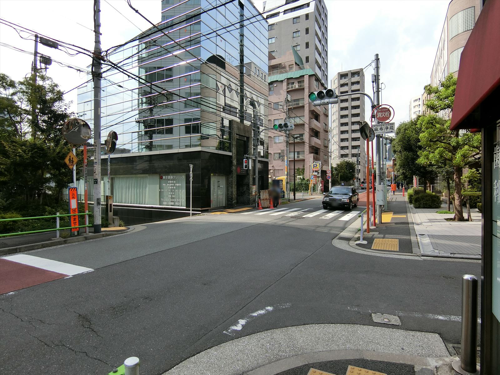 オフィスビル前面の通り