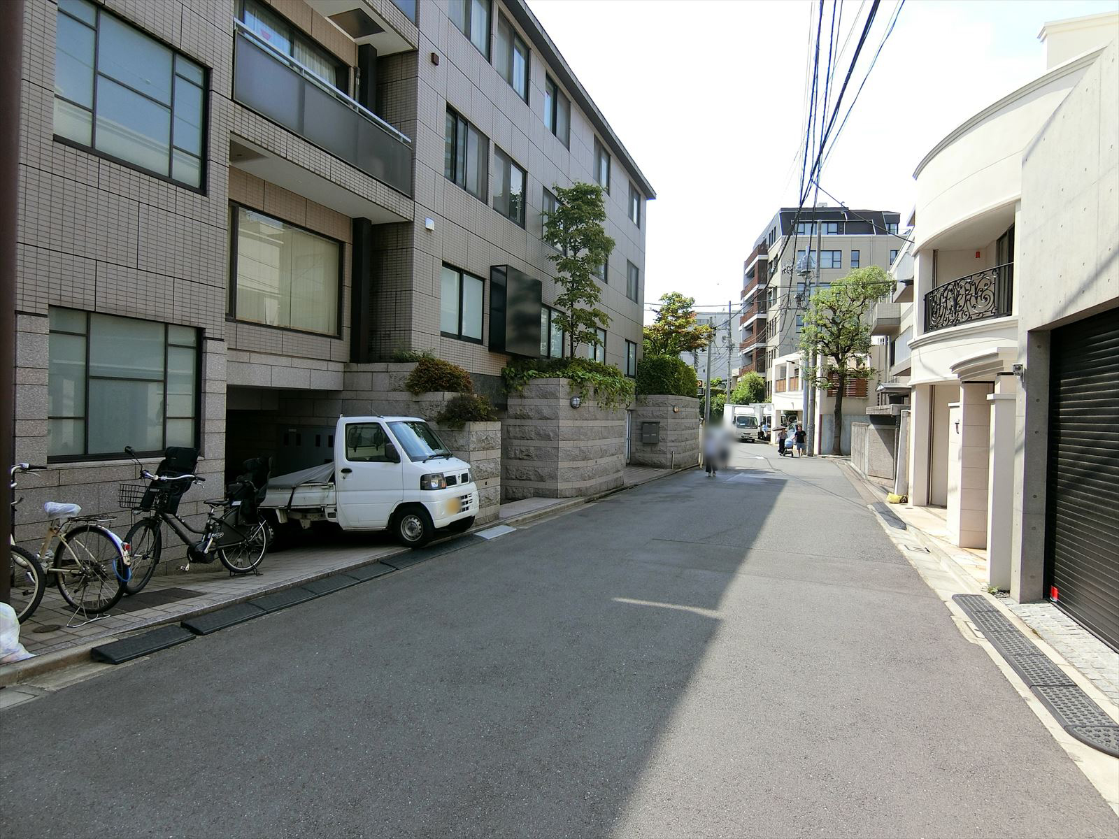 オフィスビル前面の通り