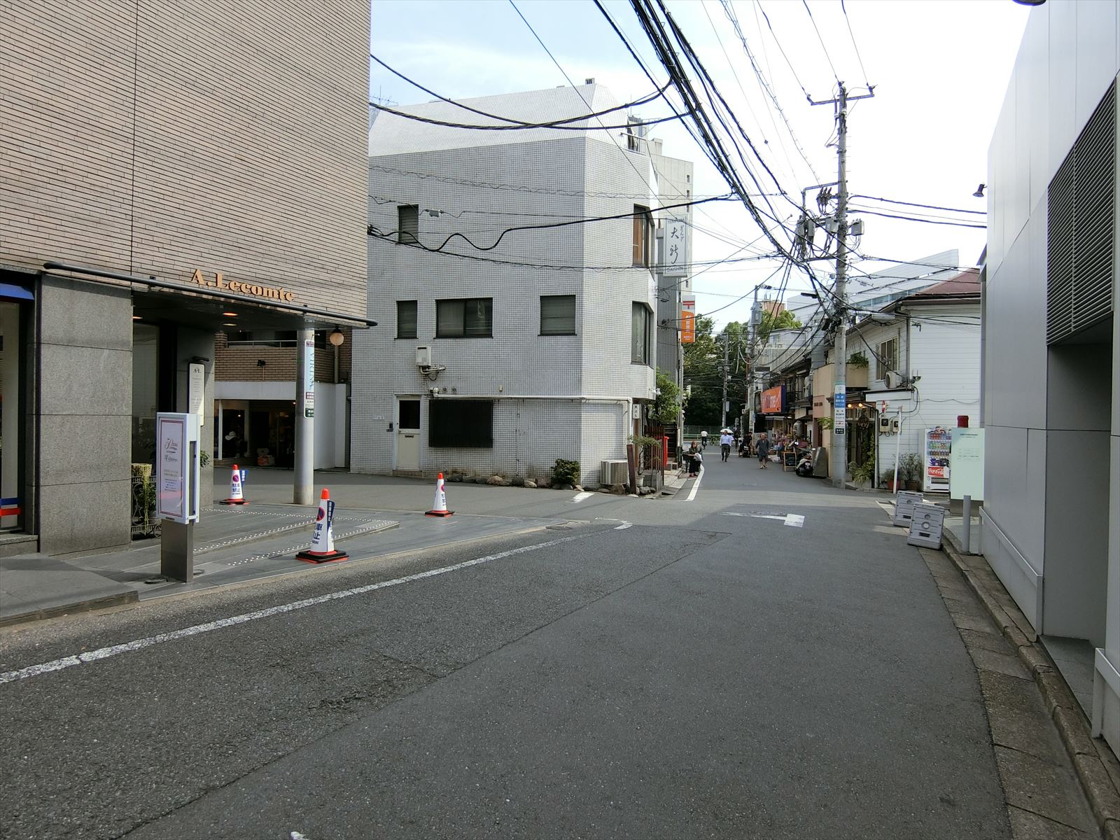 オフィスビル前面の通り