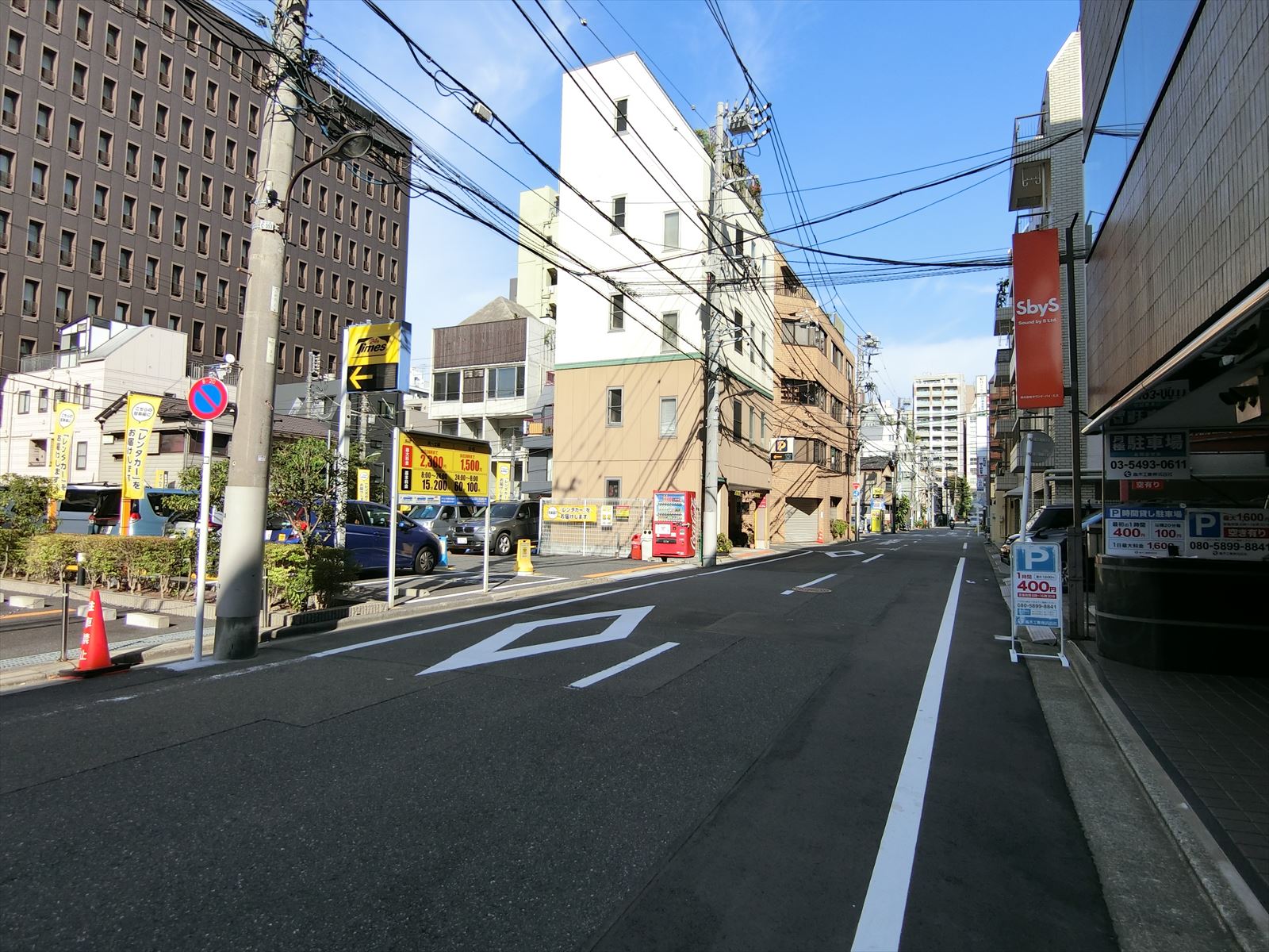 オフィスビル前面の通り