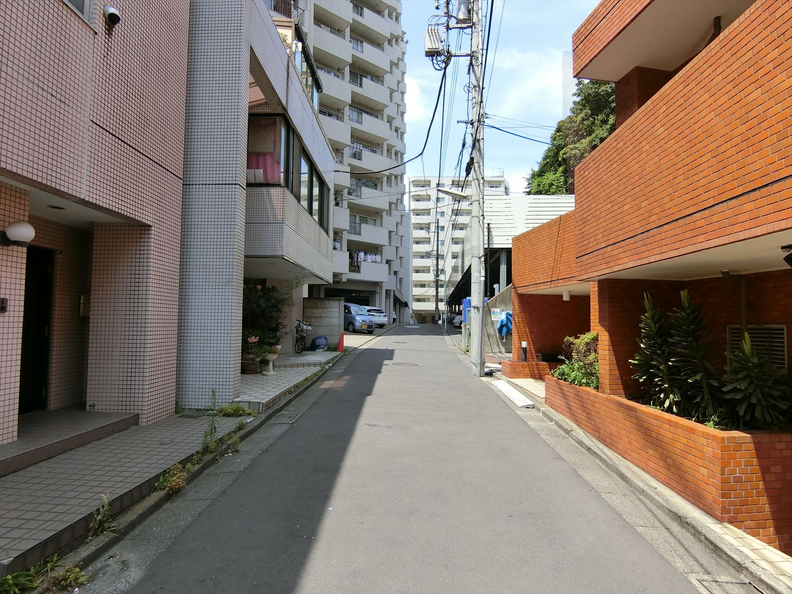 オフィスビル前面の通り