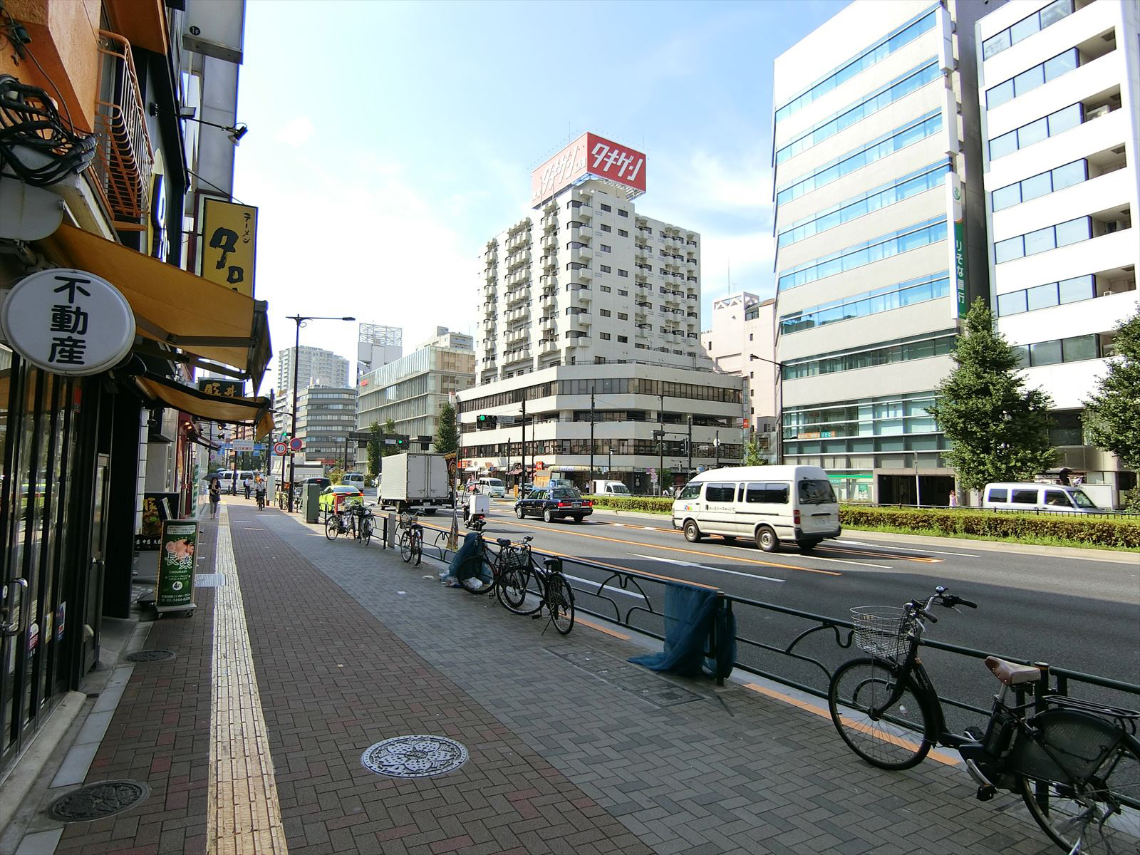 オフィスビル前面の通り