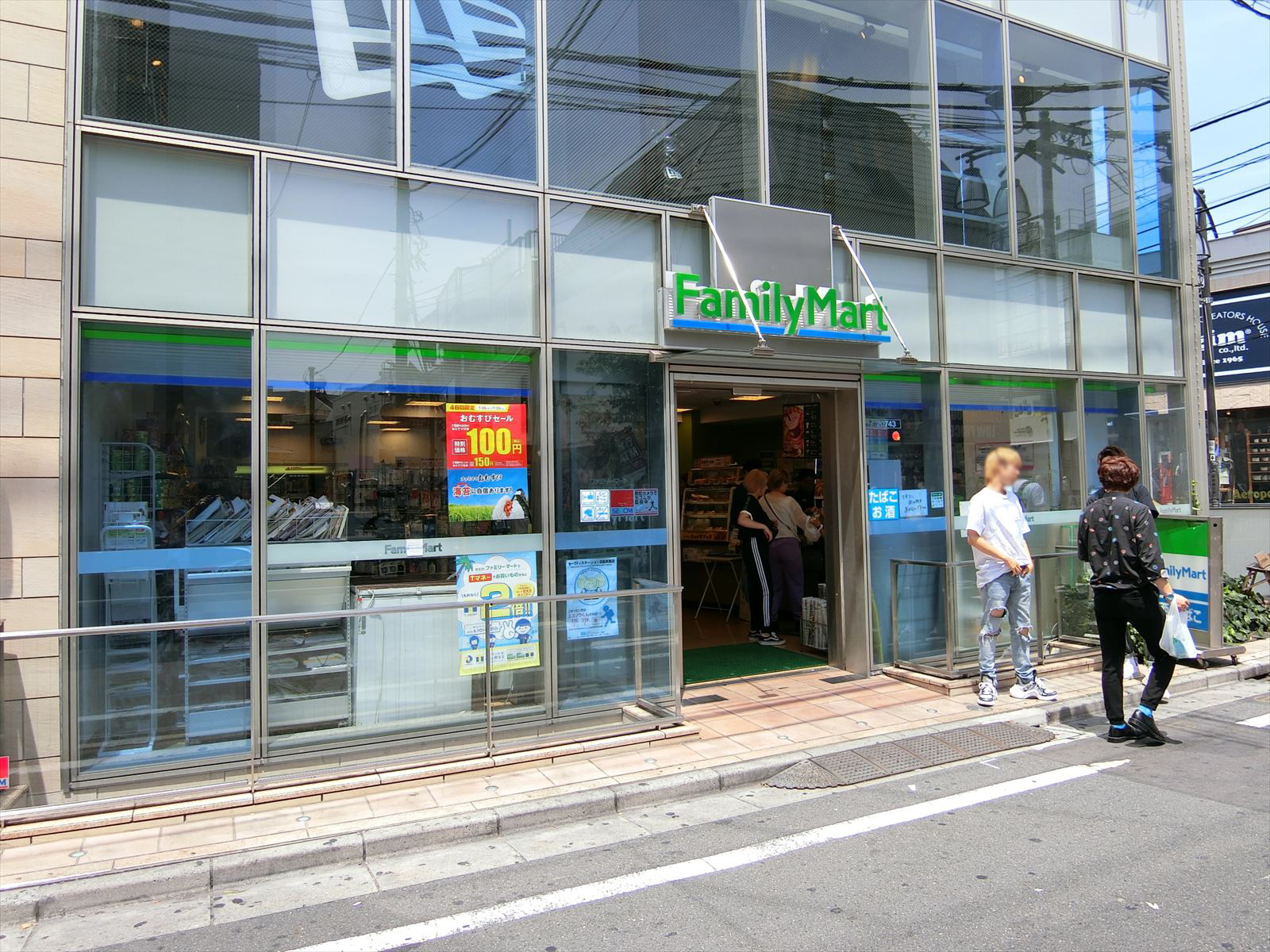 徒歩1分のファミリーマート原宿神宮前店