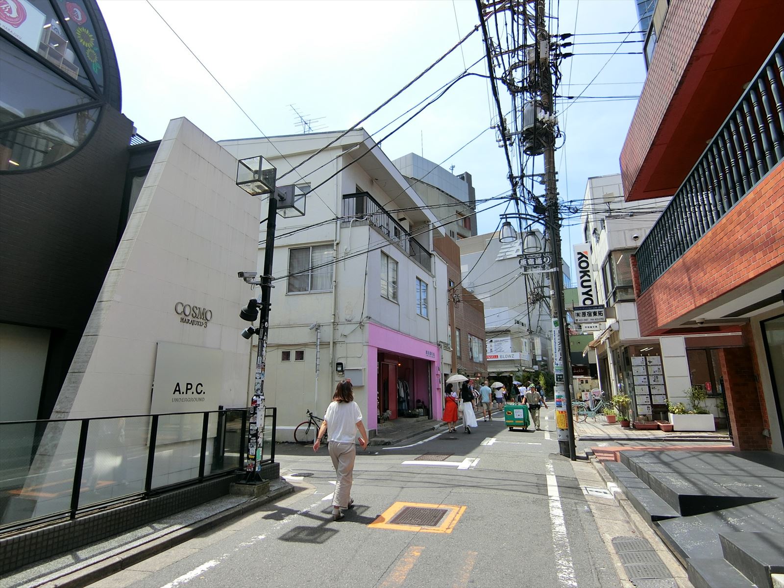 周辺は賑やかなエリア