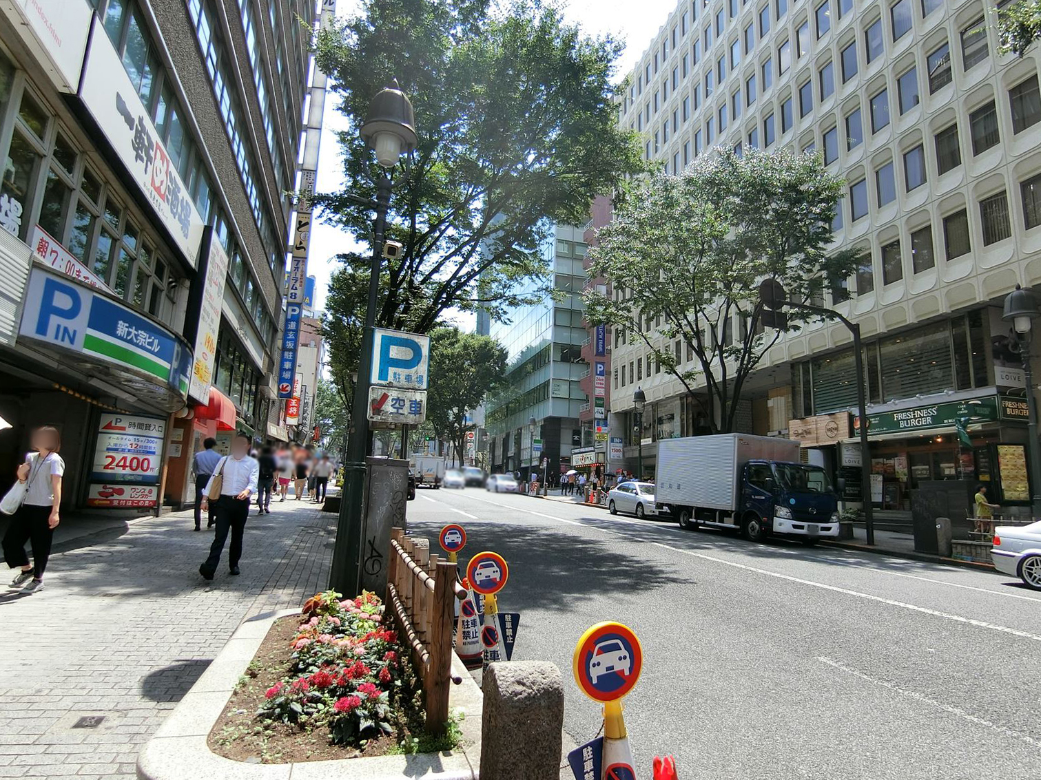 オフィスビル前面の道玄坂