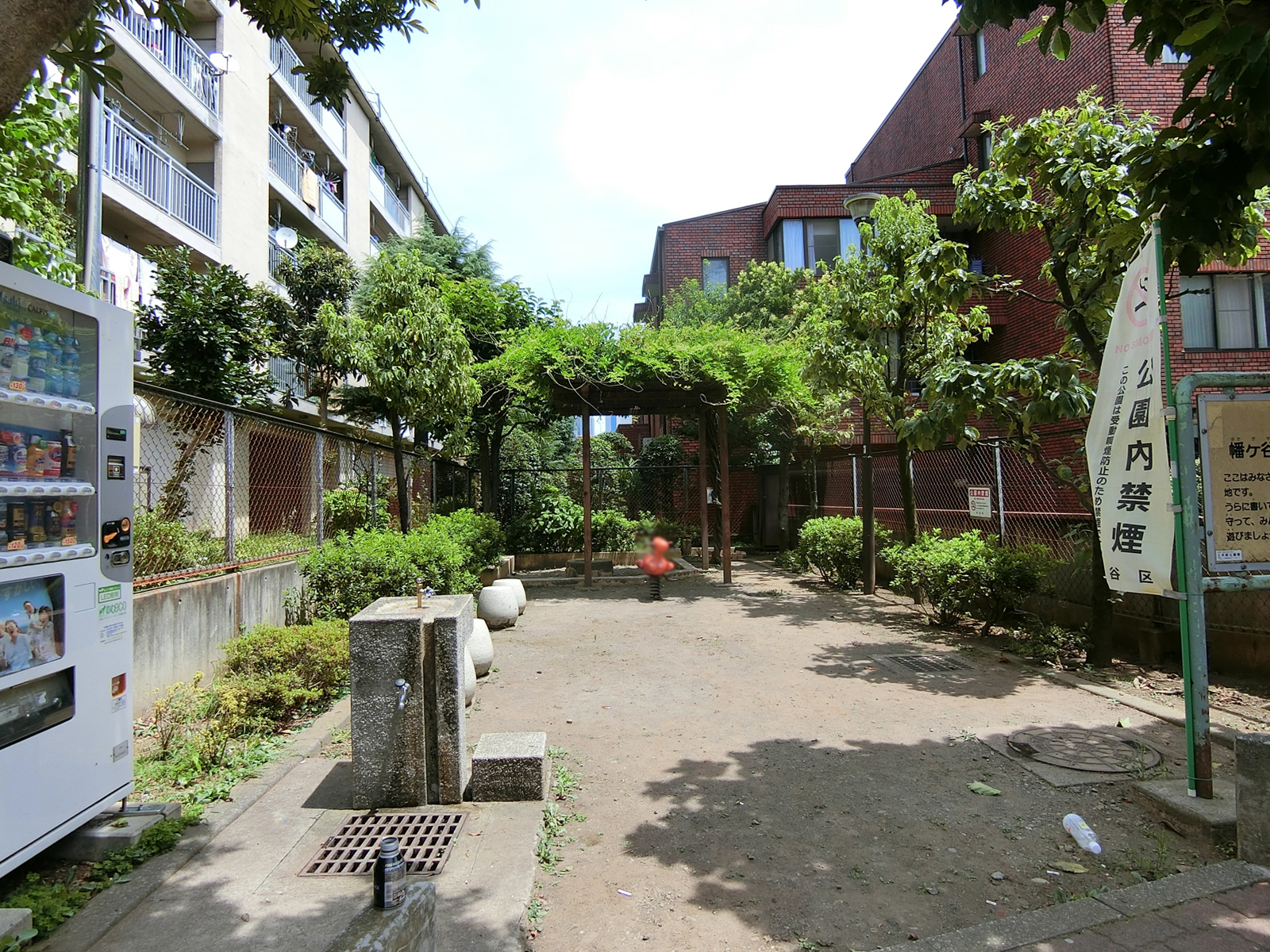 隣の幡ヶ谷二丁目児童遊園地