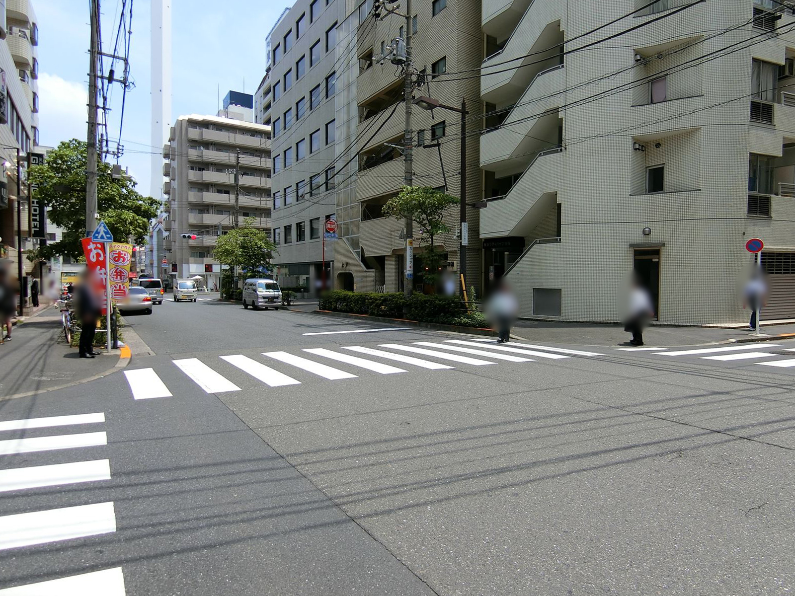 オフィスビル前面の通り