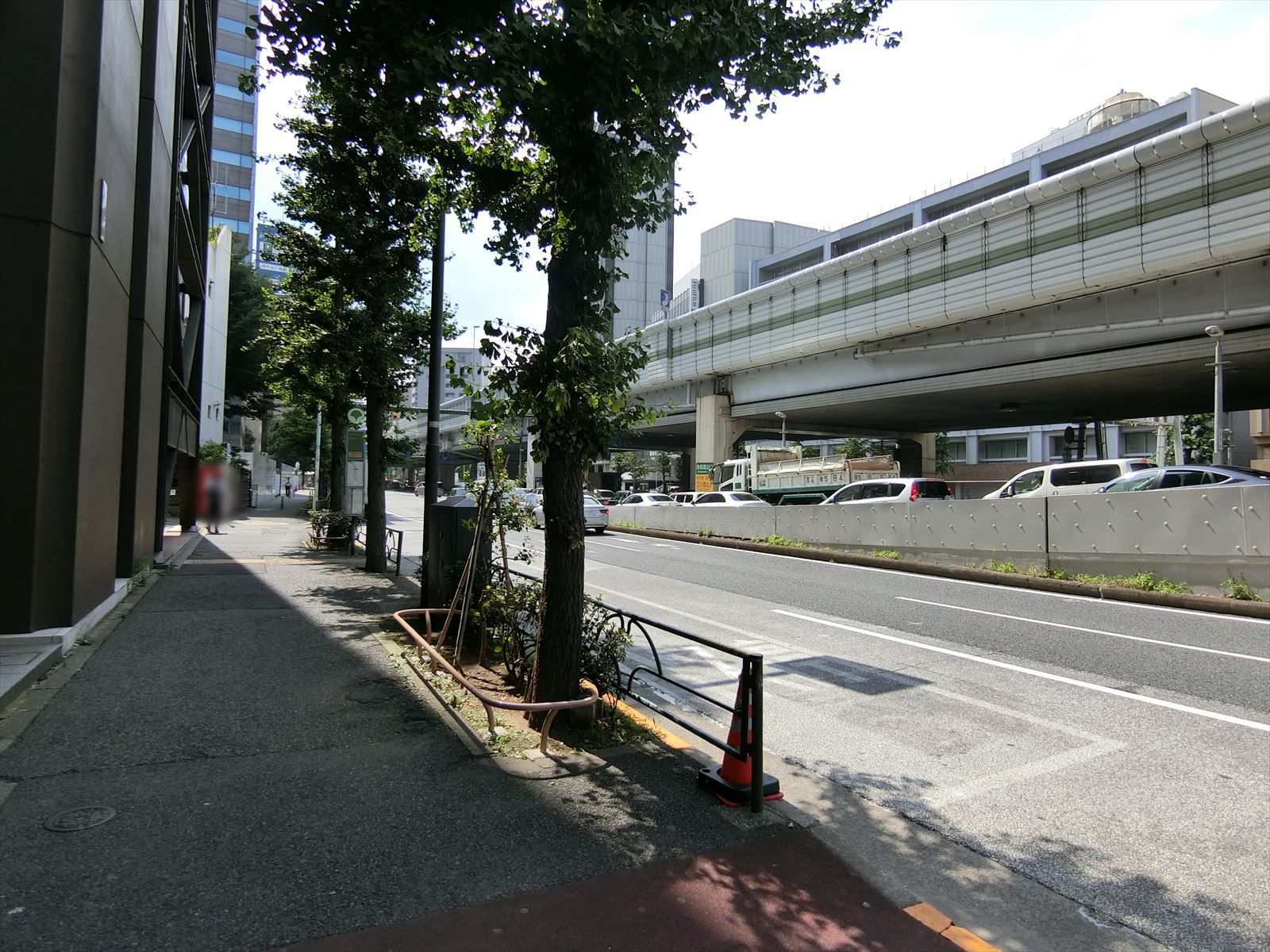 オフィスビル前面の通り