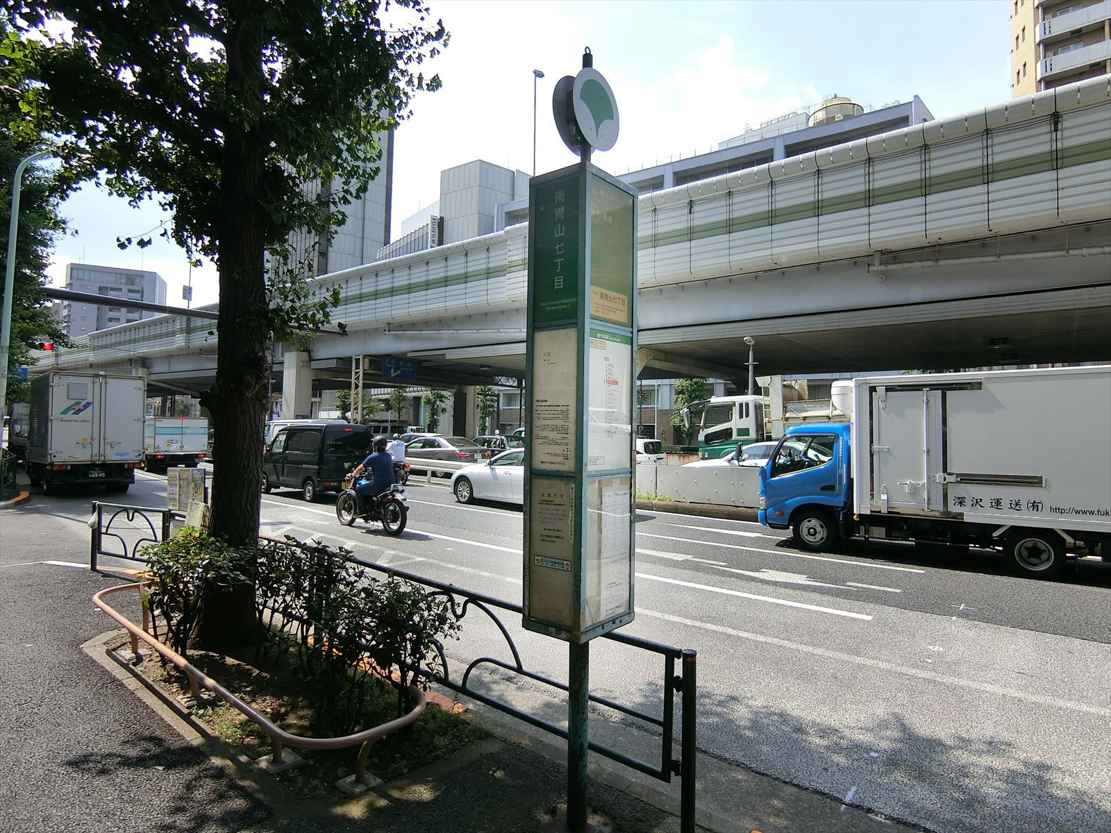 ビル目の前のバス停「南青山七丁目」