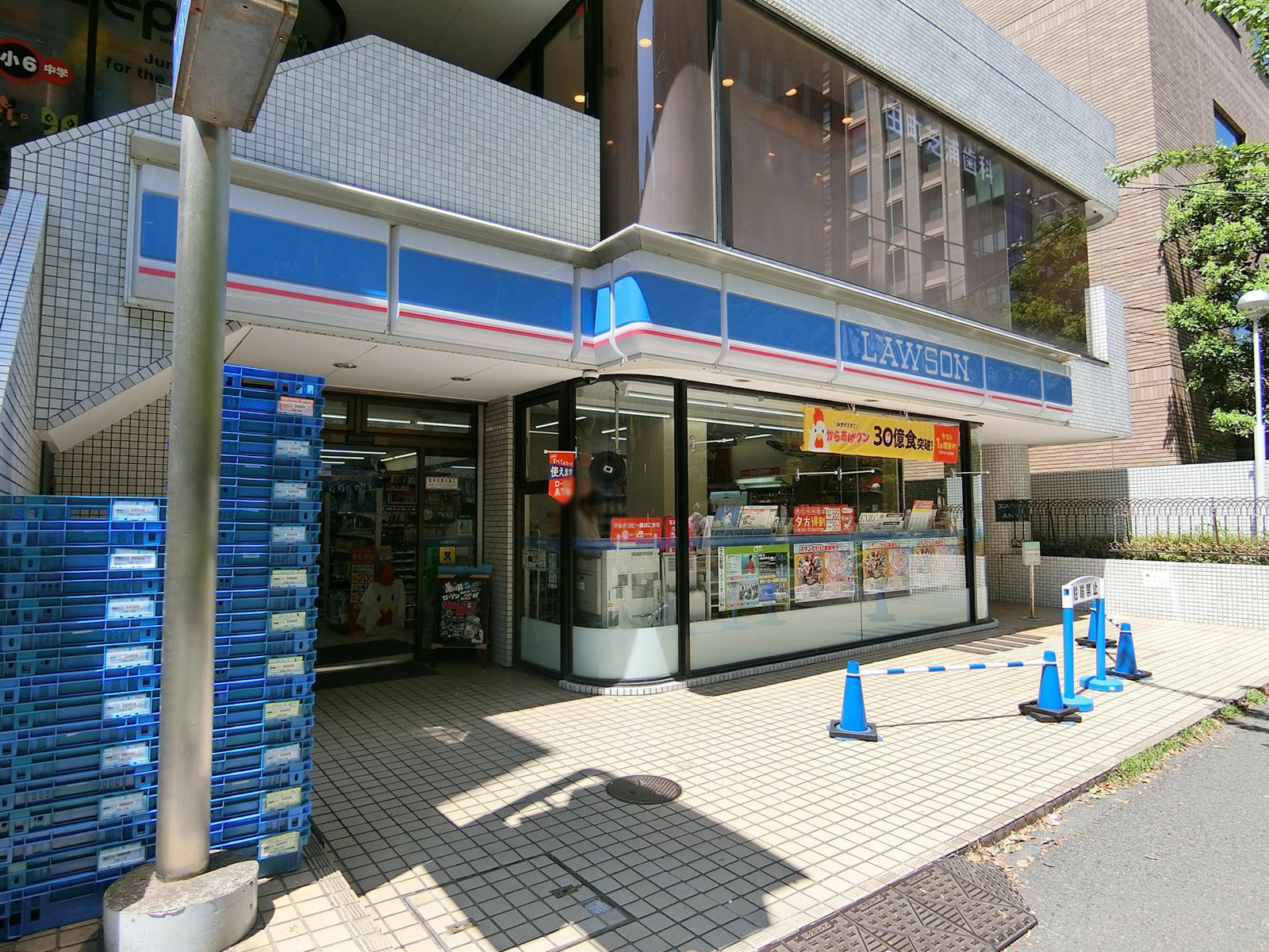 徒歩4分のローソン芝浦工大前店