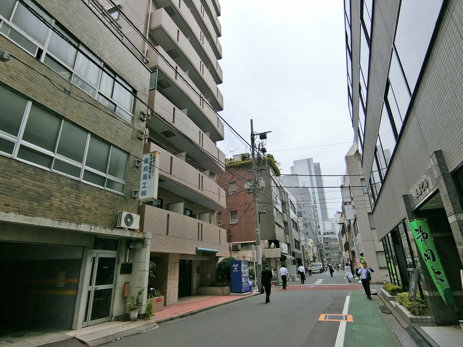 周辺はオフィス街