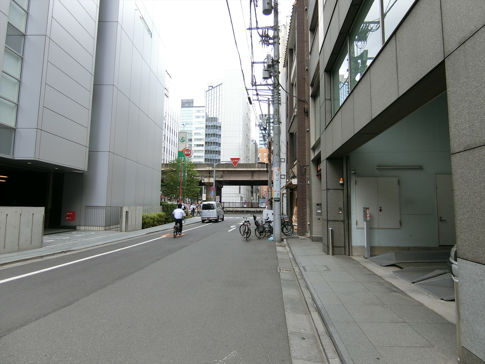 石井ビル前面の通り