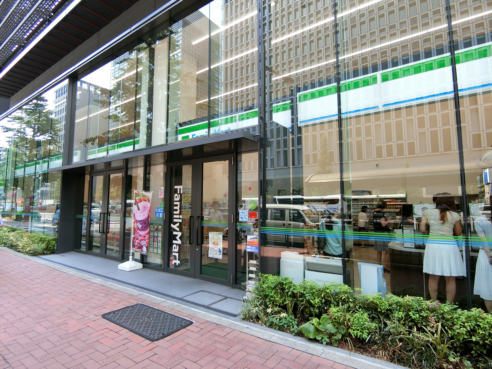 徒歩3分のファミリーマート宝町店
