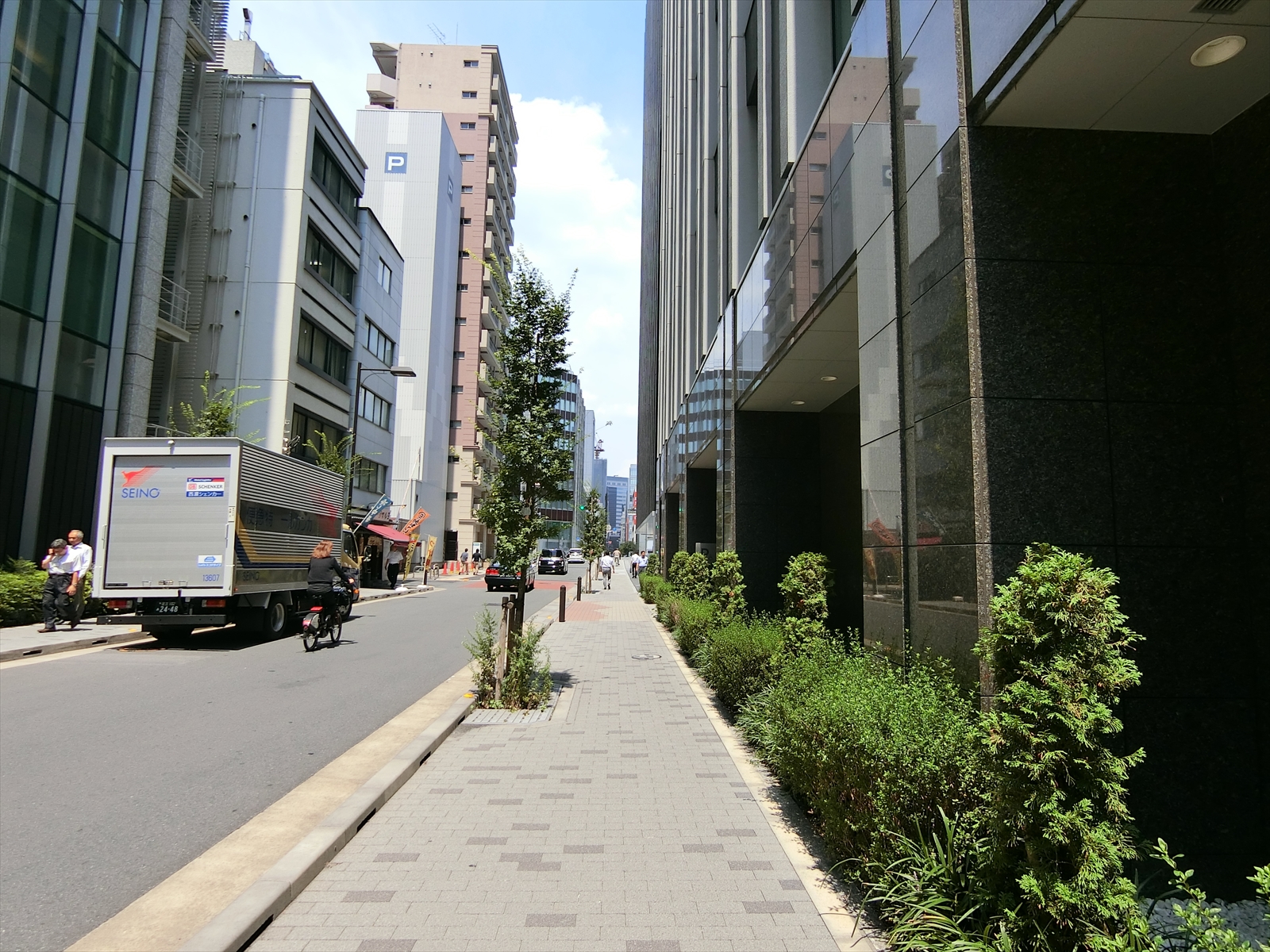 京橋OMビル前面の通り