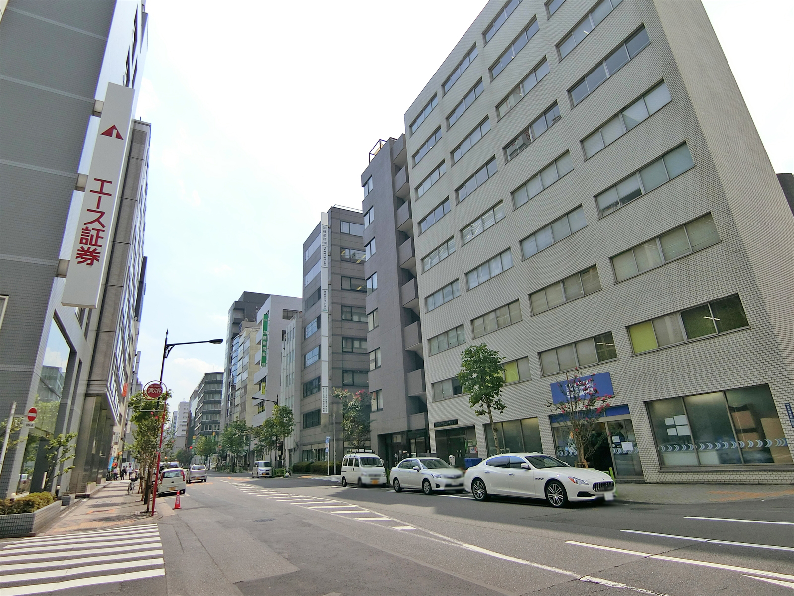 周辺はオフィス街
