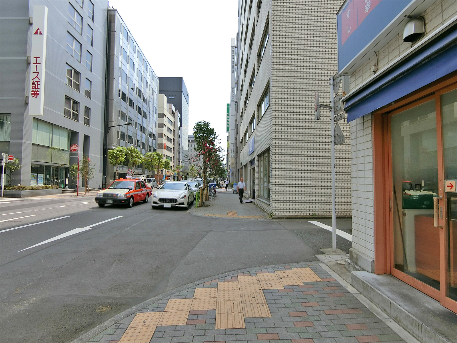 Y`sアネックスビル前面の通り