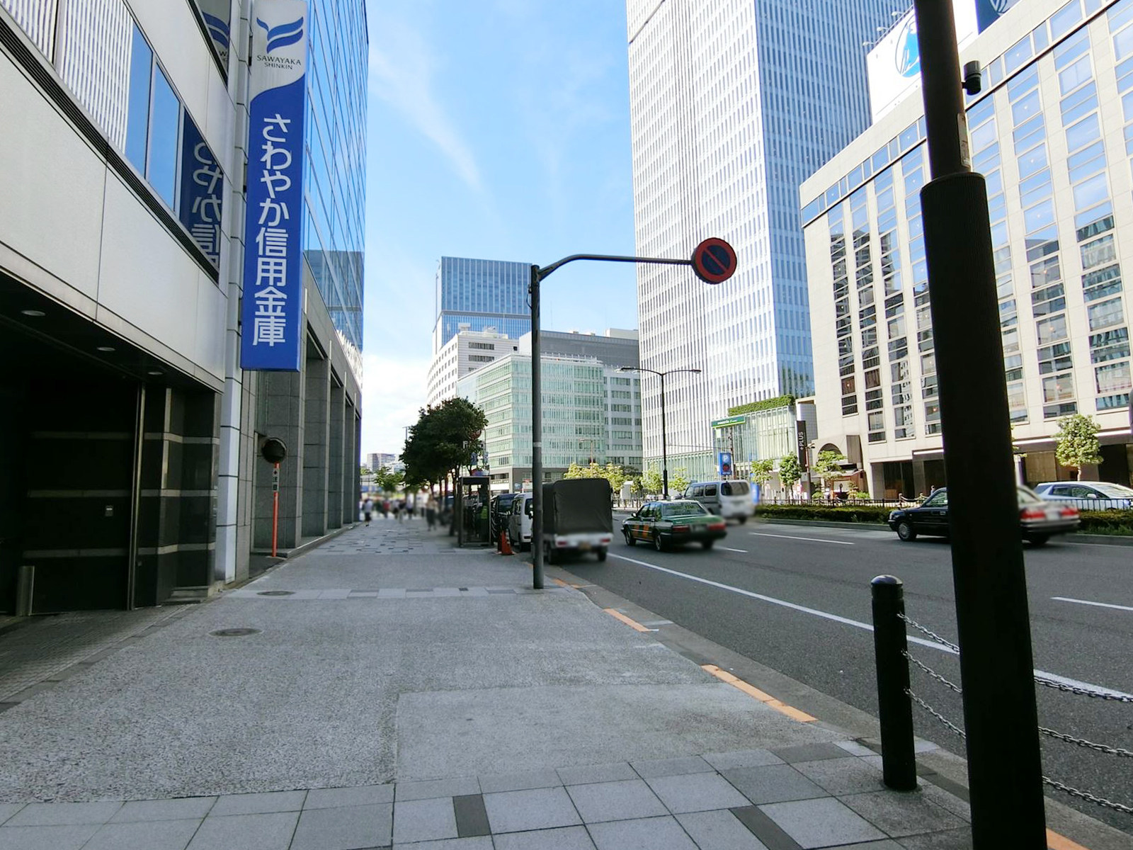 前面の歩道