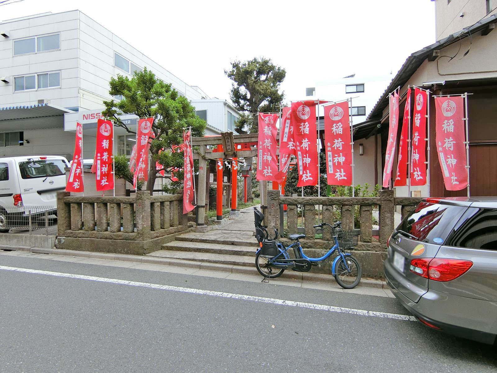 向かいの稲荷神社