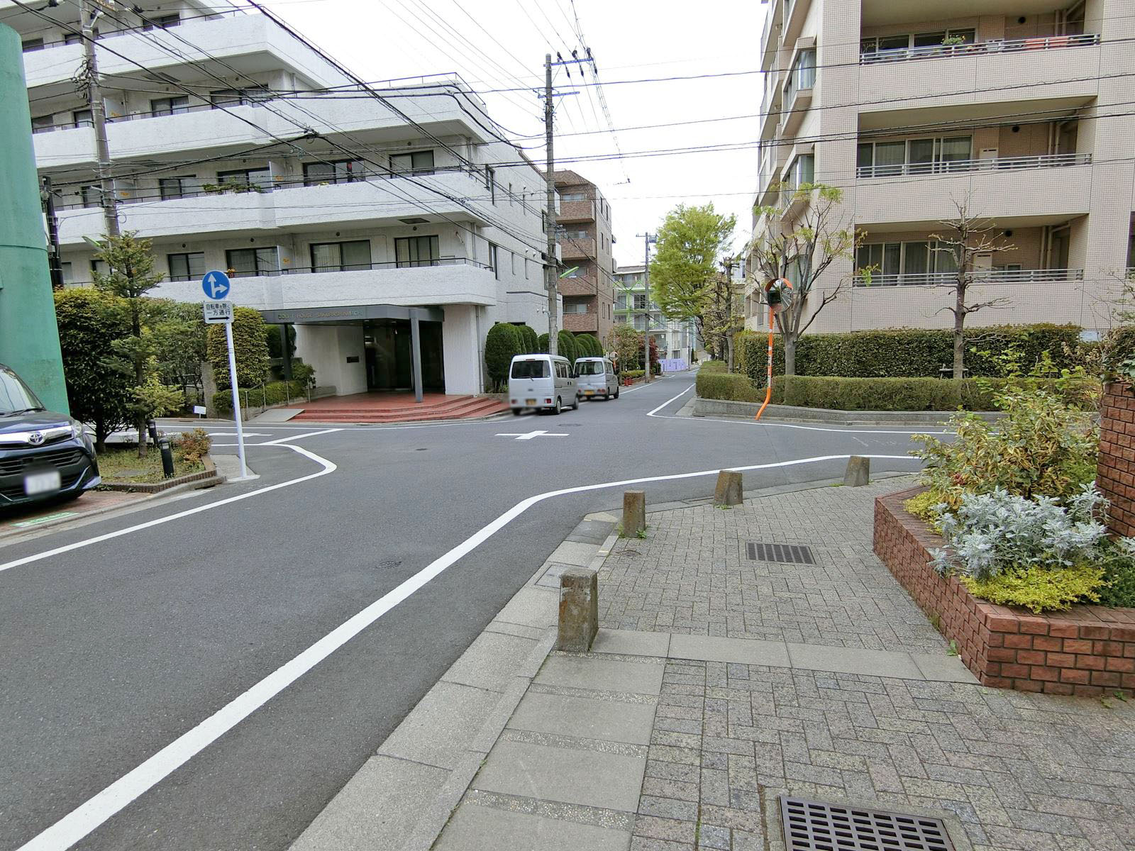 周辺は静かなエリア