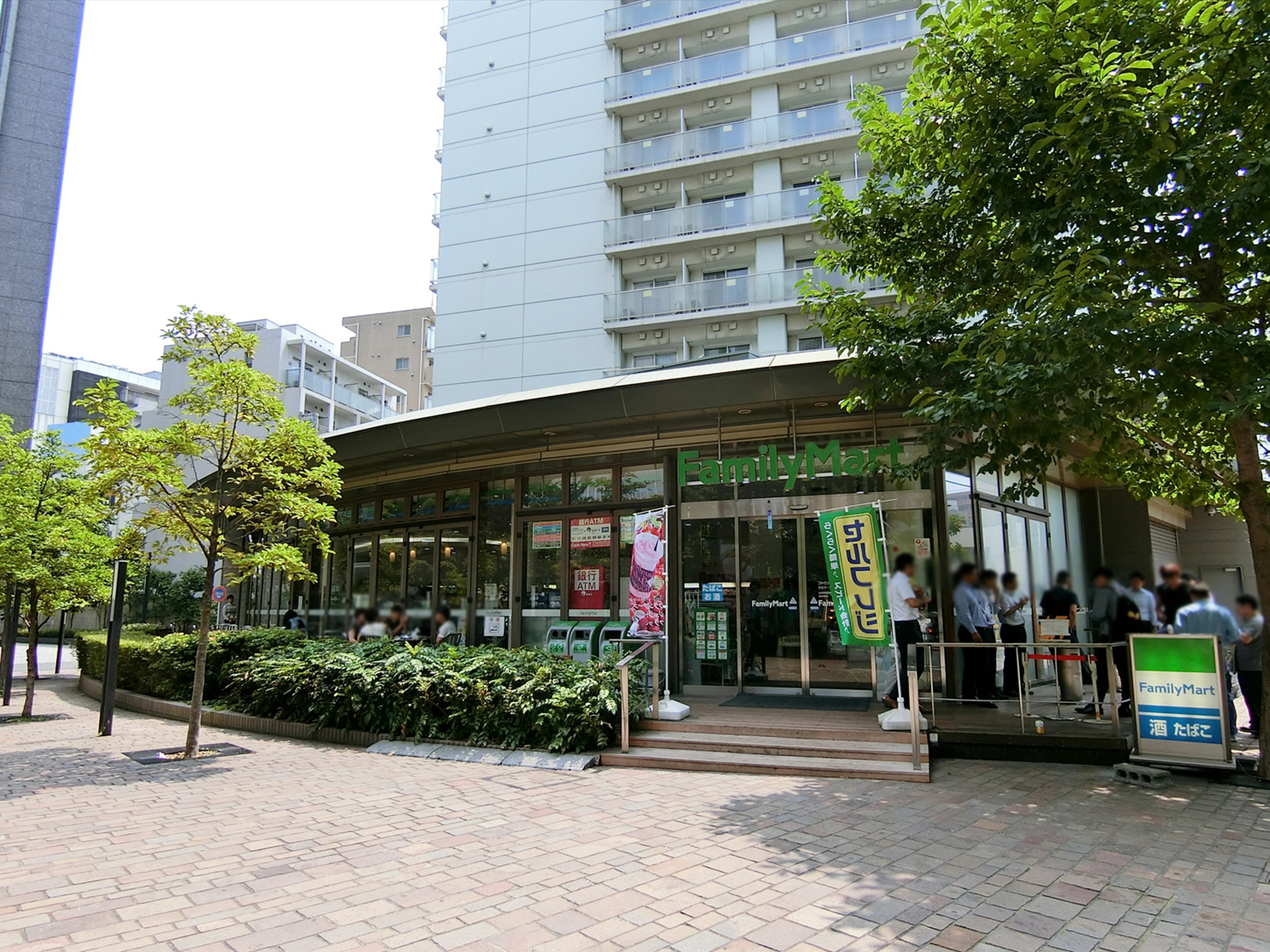 ビル前のファミリーマート