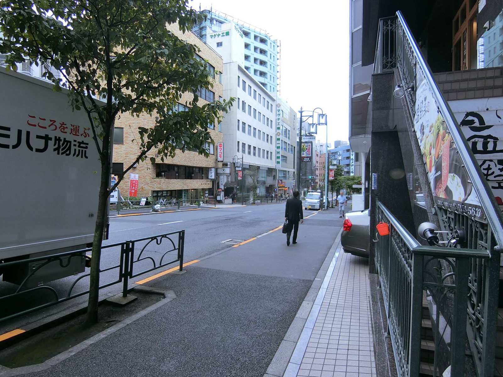 オフィスビル前面の通り