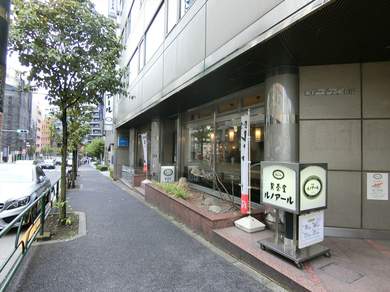 オフィスビル前面の通り
