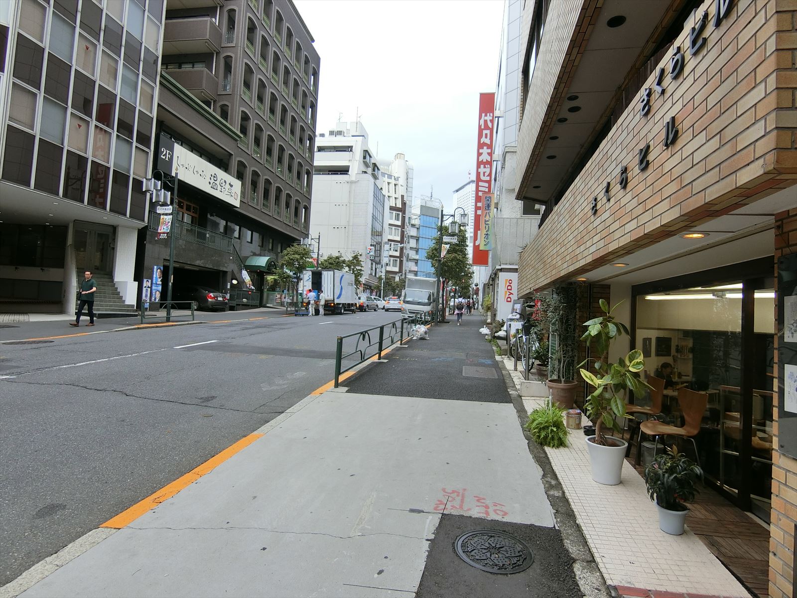オフィスビル前面の通り