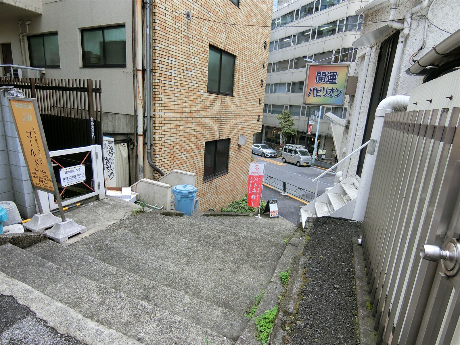 ビル脇の階段