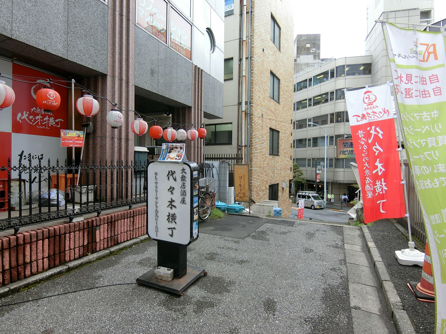 オフィスビル前面の通り