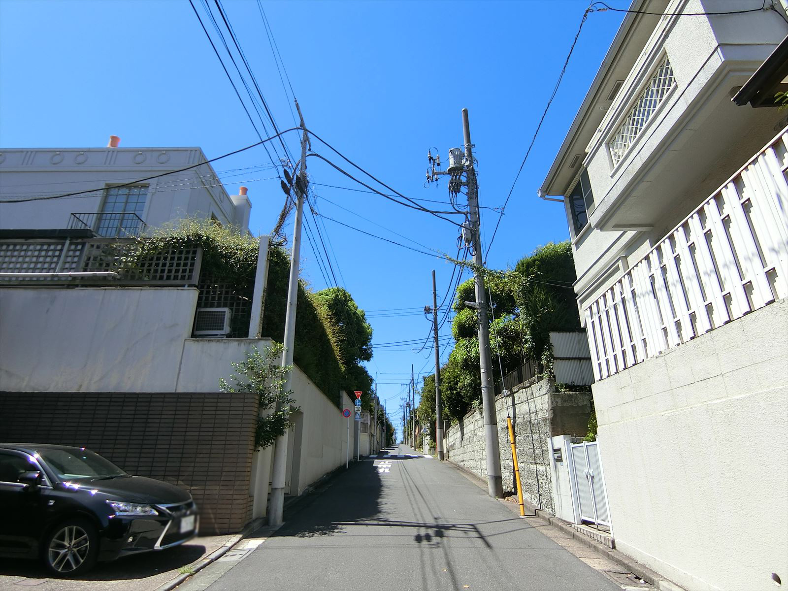 周囲は住宅街