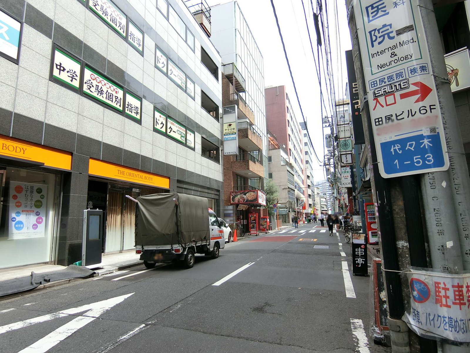 ビル前面の通り