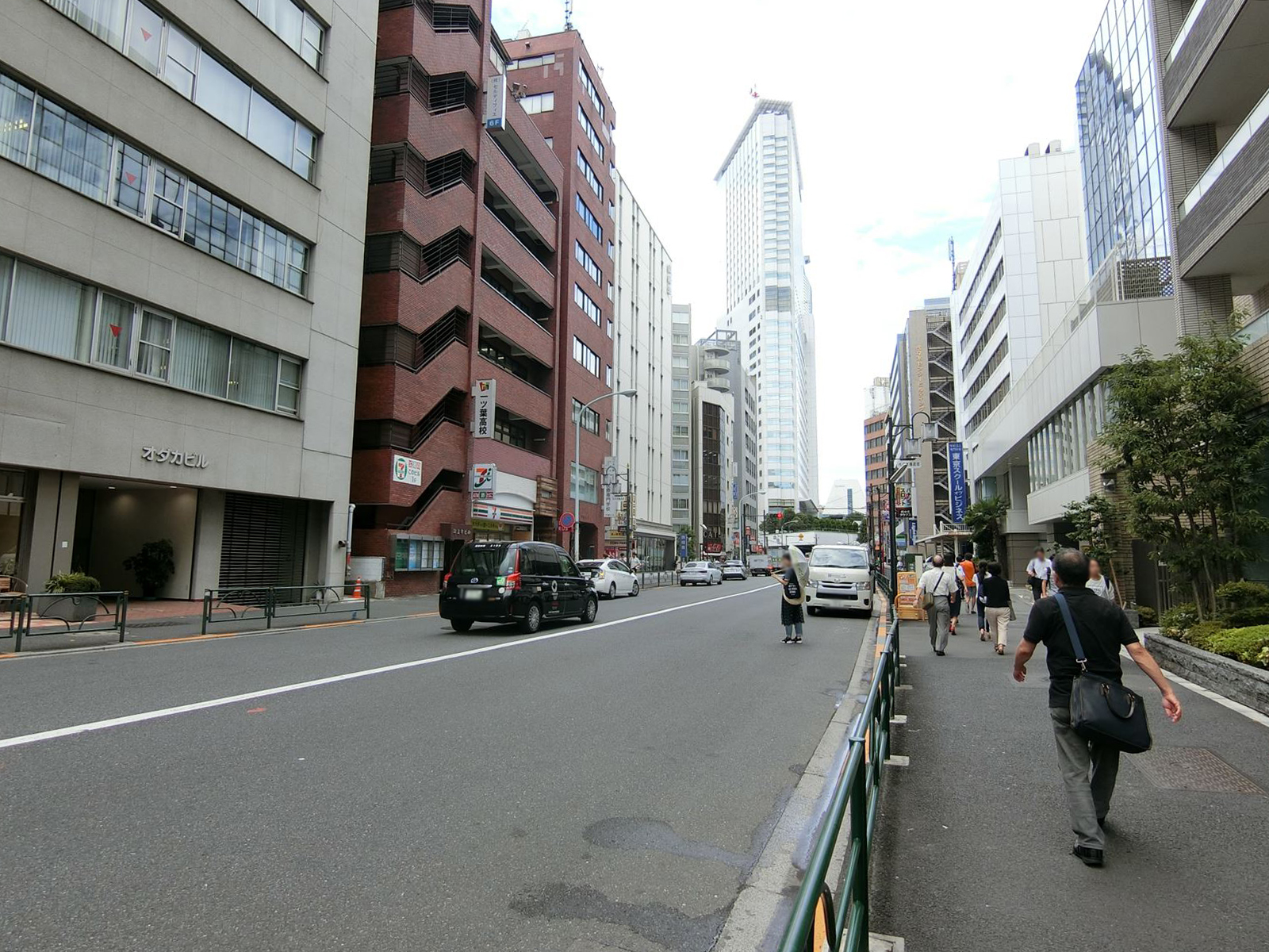 オフィスビル前面の通り