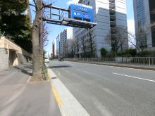 オフィスビル前面の内堀通り