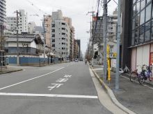 オフィスビル前面の通