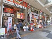 付近には飲食店が充実