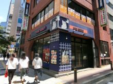 周辺には飲食店が多数あり