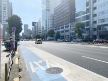 表参道グラン前面の青