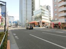 中野坂上OKビル前面の青梅街道
