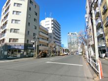 小滝橋通り沿いに立地