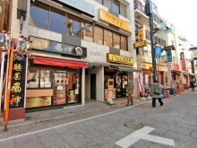 付近には飲食店が充実