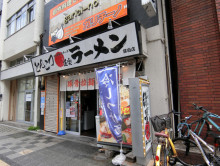 周辺には飲食店が点在