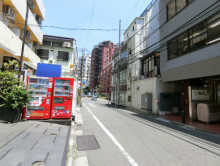 西新宿KNビル前面の通り