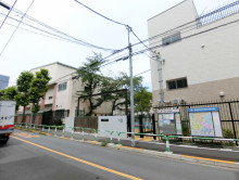 ビル前の豊島区立豊成